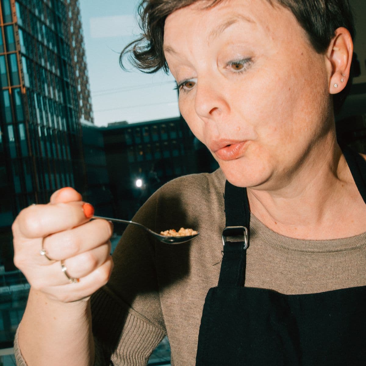 Kvinde puster på mad