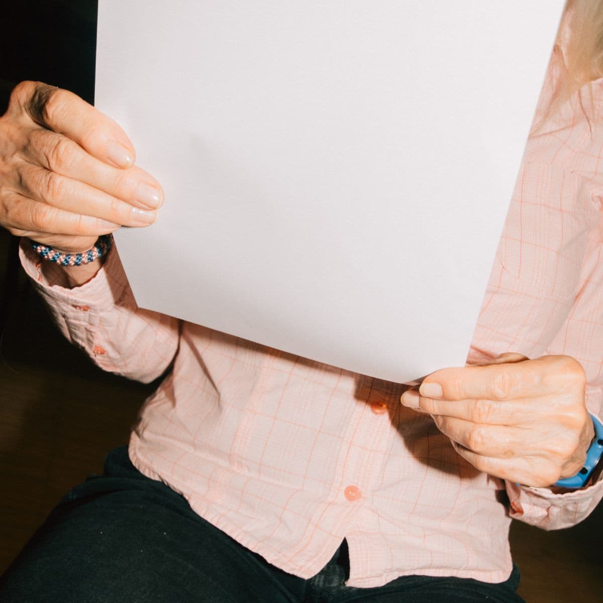 Kvinde læser fra et stykke papir