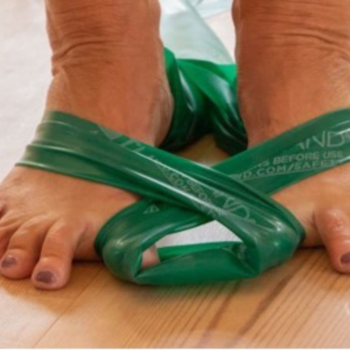 Deltager i yin yoga med fokus på fodøvelser og ro i kroppen.