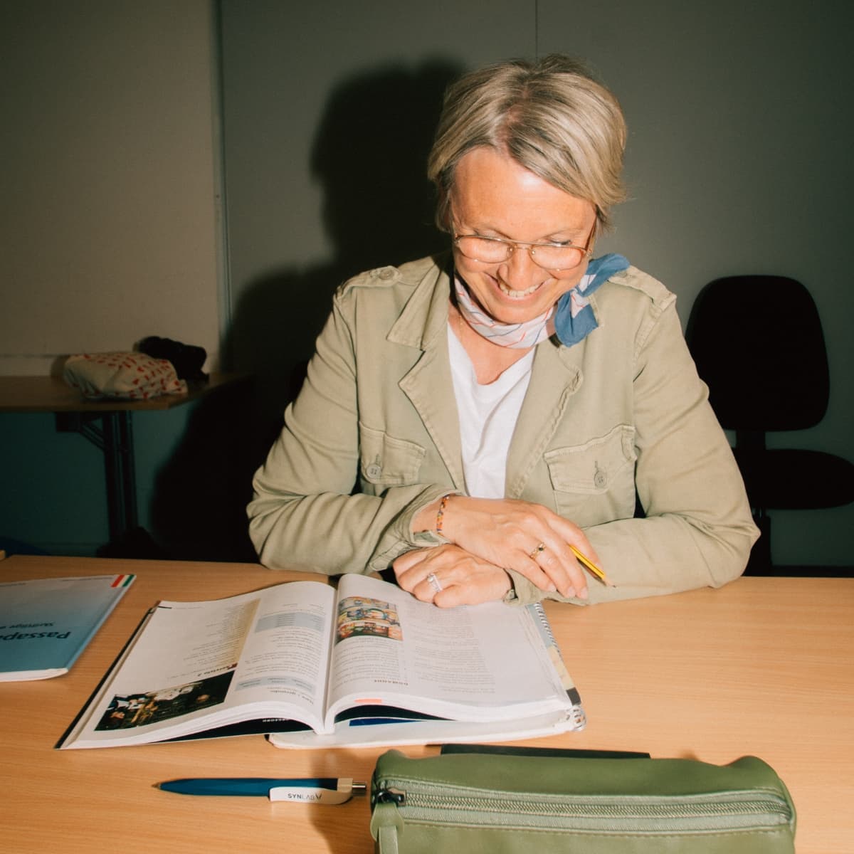 Kursist lærer italiensk på aftenskolen