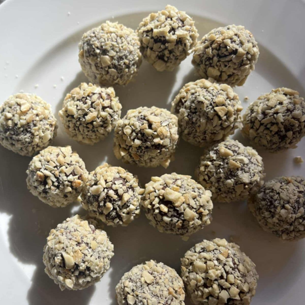 Chokolade-avocado trøfler, som du kan finde opskriften på på FOF Aftenskolen Aarhus.