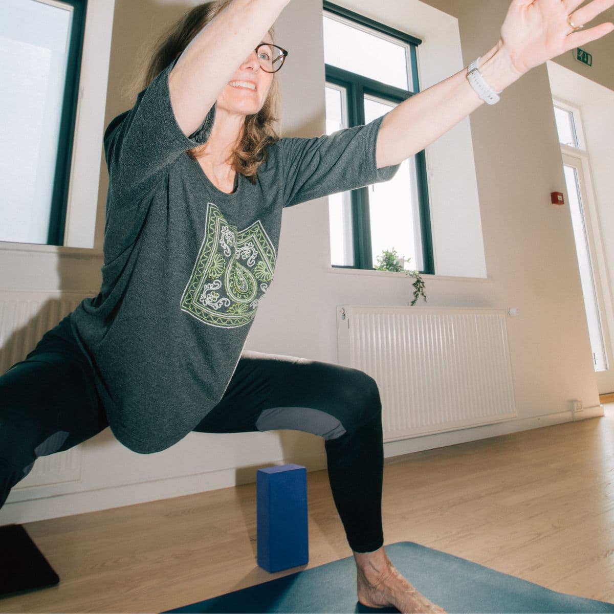 Kvinde på yogakursus i FOF Aftenskolen