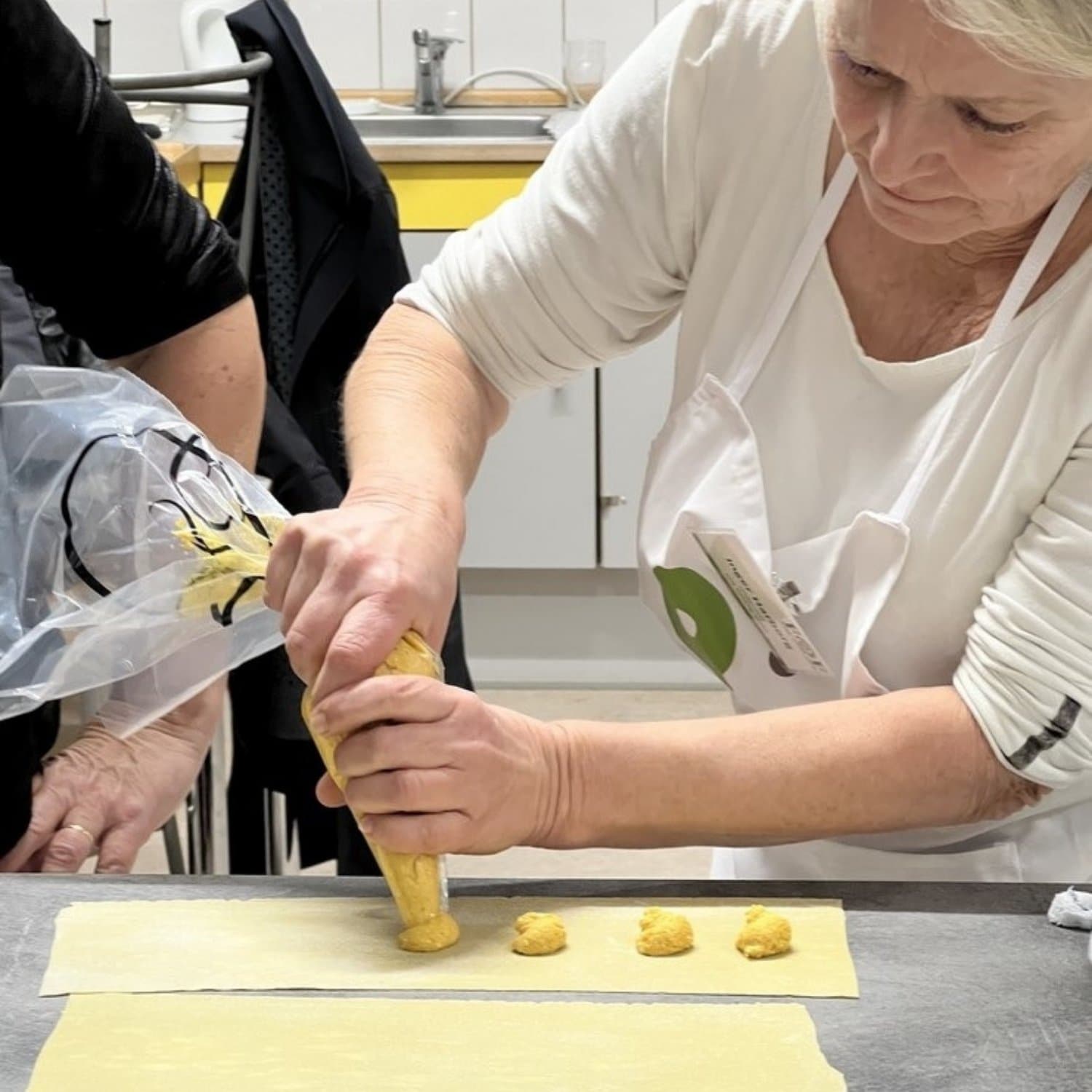 Inger Harborg der piber raviolifyld ud på hjemmelavet italiensk æggepasta