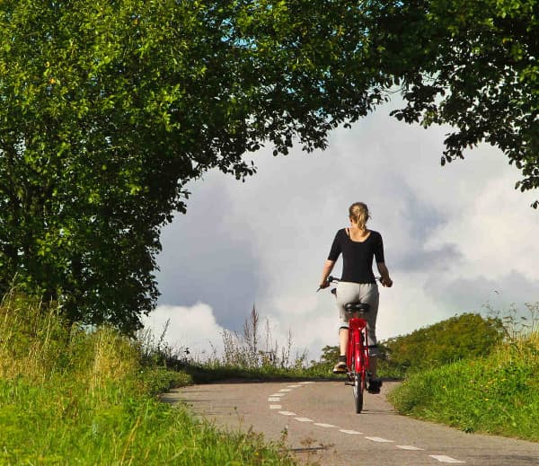 kvinde cykler