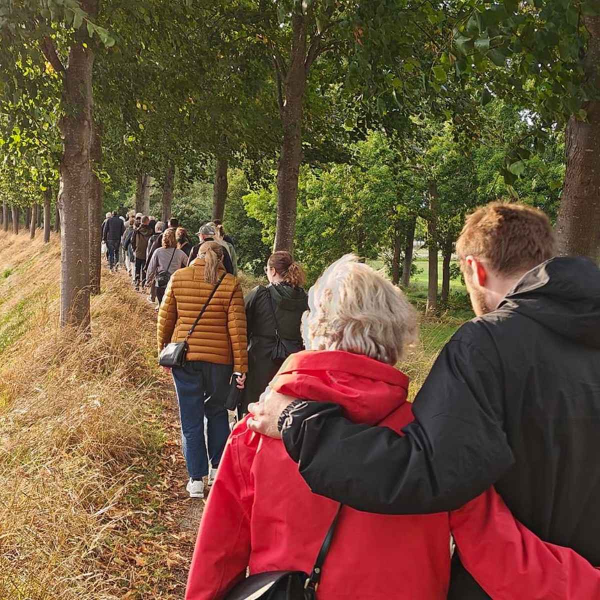 Mennesker på tur - mor og søn med armen om hinanden