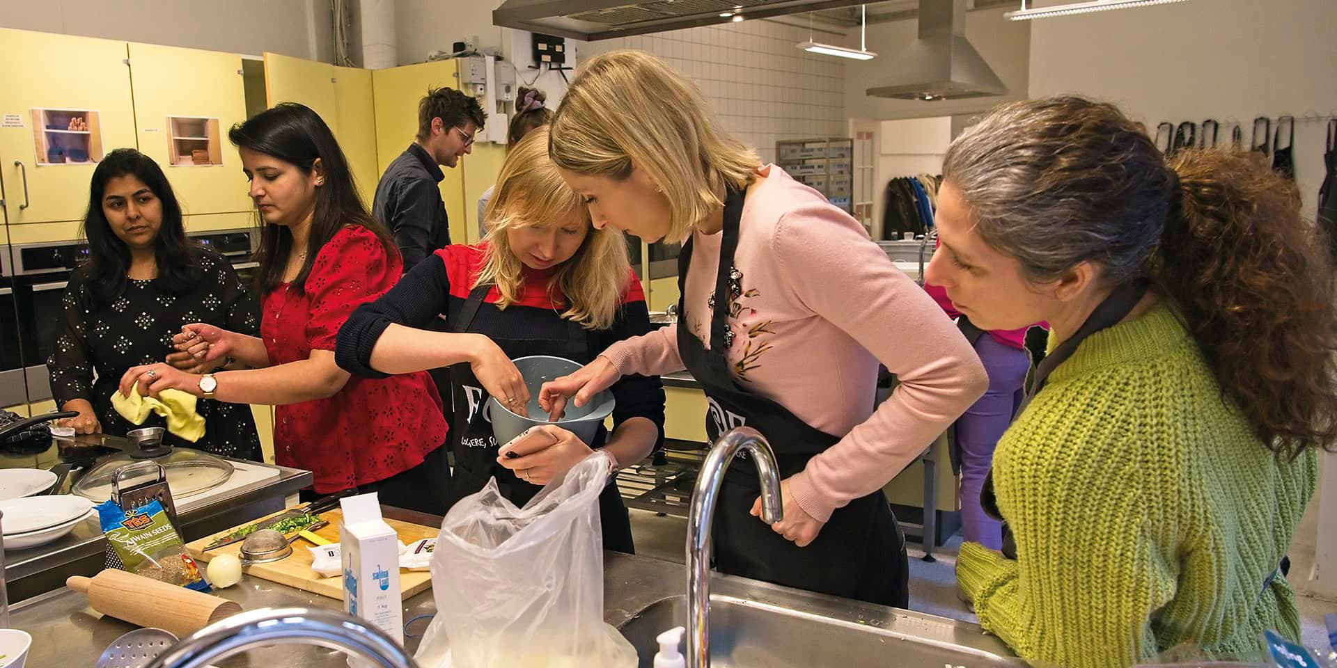 Kursister på madlavningskursus i FOF Aarhus