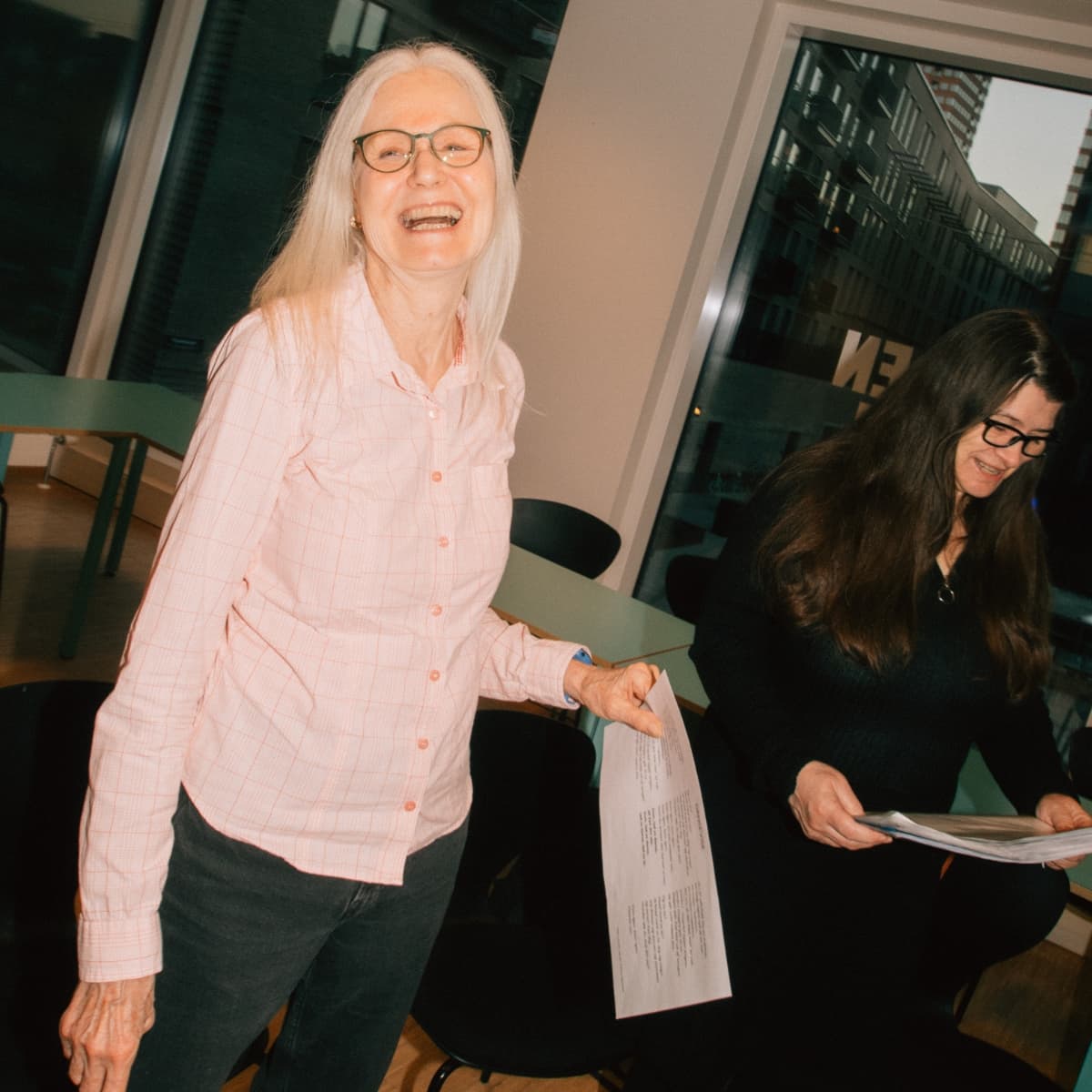 Kvinder synger sammen i kor