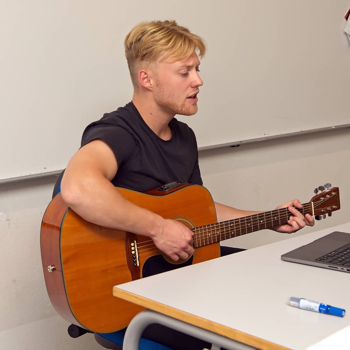 Person til guitarundervisning i FOF Aarhus