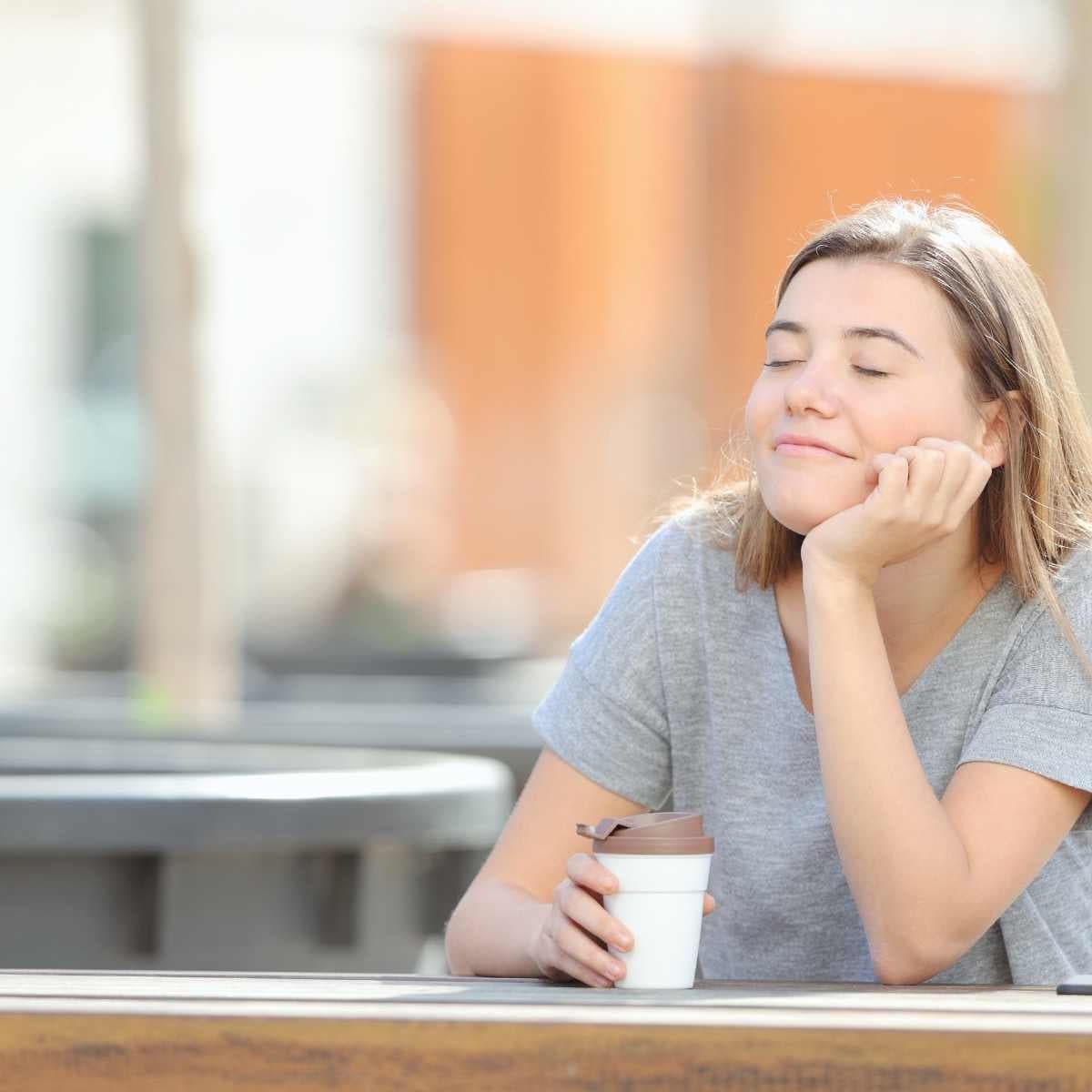 Kvinde slapper af med lukkede øjne