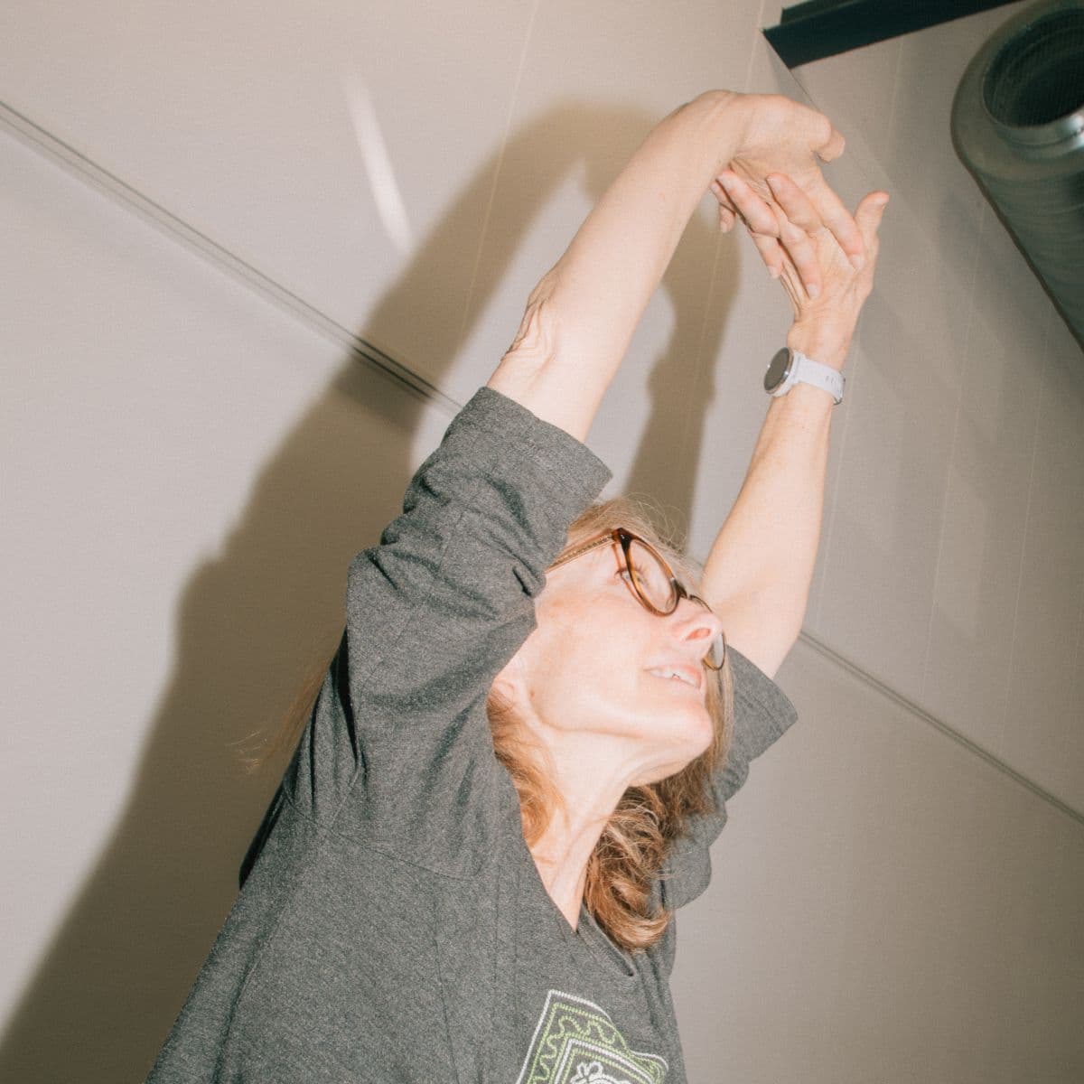 En kvinde, der laver yoga, på et kursus på FOF Aftenskolen Aarhus