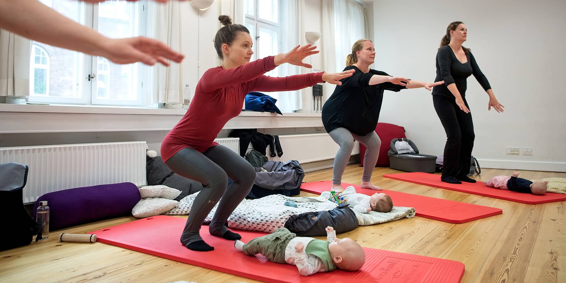 Kvinder og babyer på kursus i efterfødselstræning i FOF Aftenskolen Aarhus