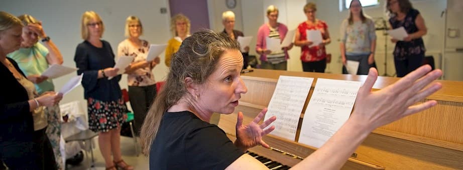 Når sangunderviser Birgitte Mortensen afholder kurser, går det ikke stille for sig. For der synges både i høje og dybe toner, når der arbejdes med stemmens mange facetter.