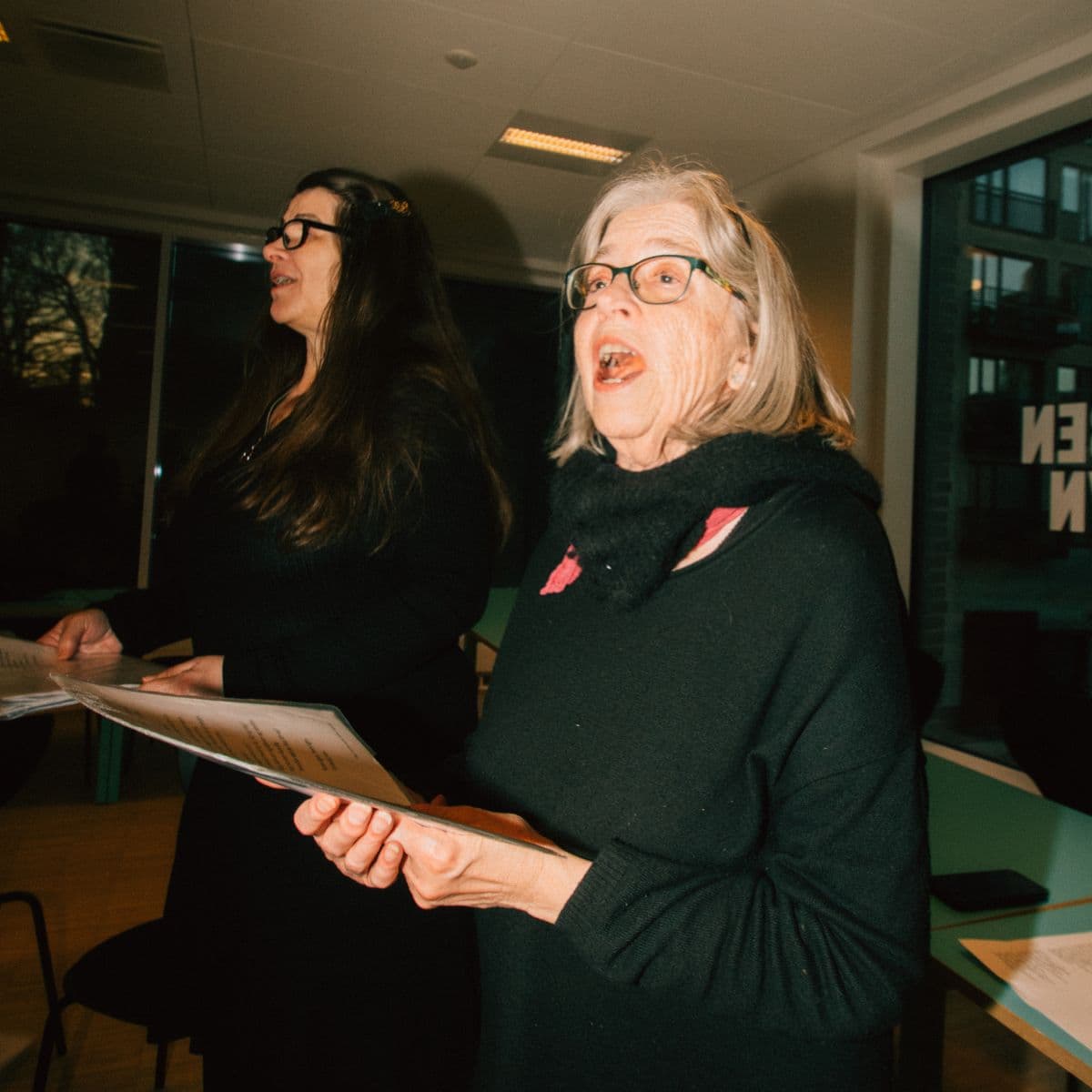 kvinder synger i kor