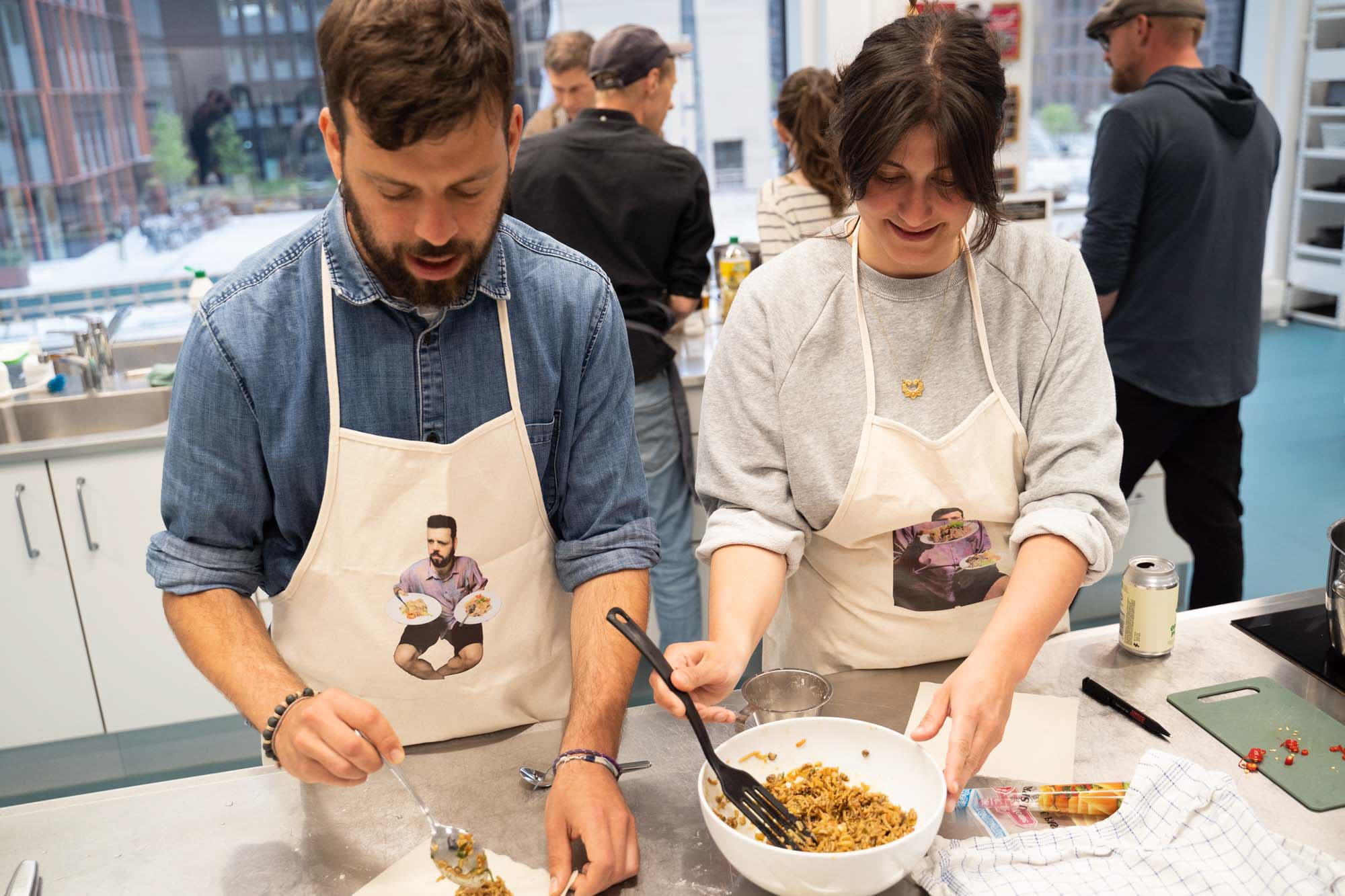 Participants cooking together – FOF København og Nordsjælland