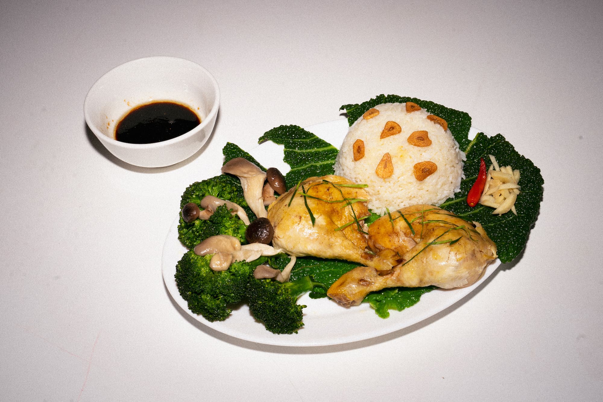 En tallerken med chicken rice med soya