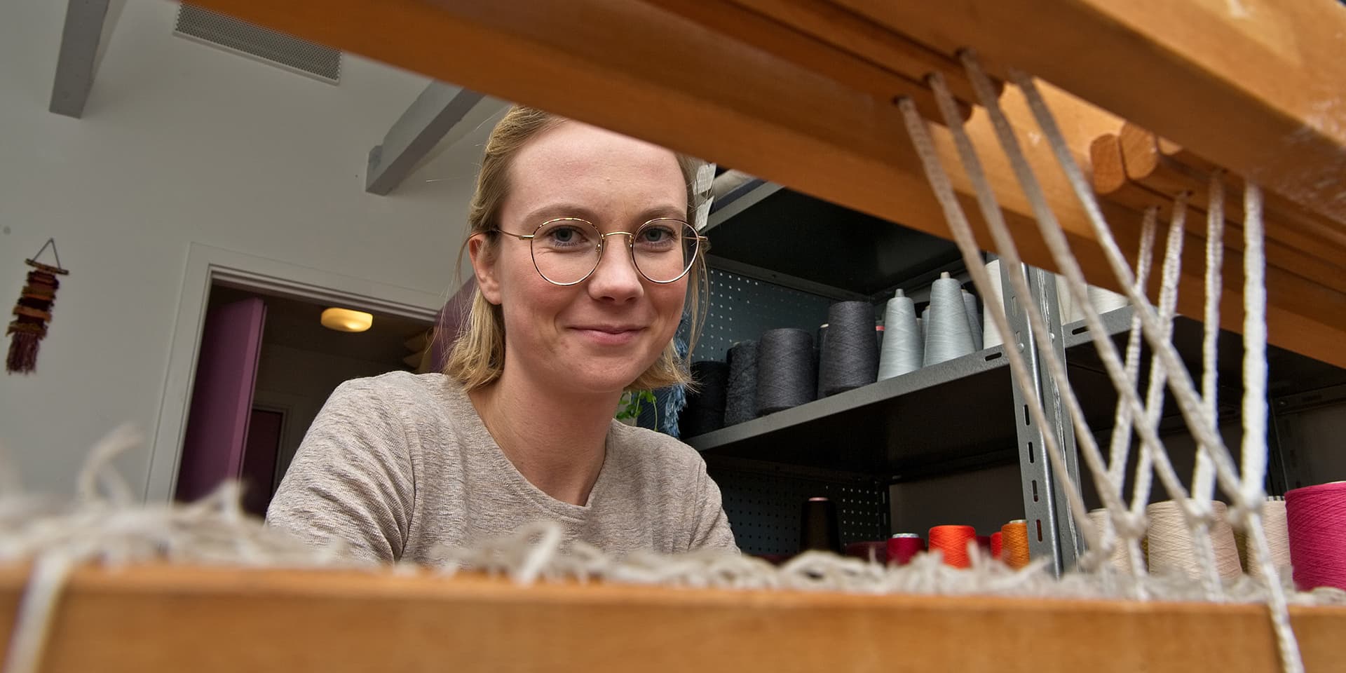 Vivi Mailund er tekstildesigner, men ikke en helt almindelig tekstildesigner. I hendes produktioner anvender hun nemlig udelukkende overskudsgarner fra industrien, og har faste principper, der sikrer et bæredygtigt forbrug.