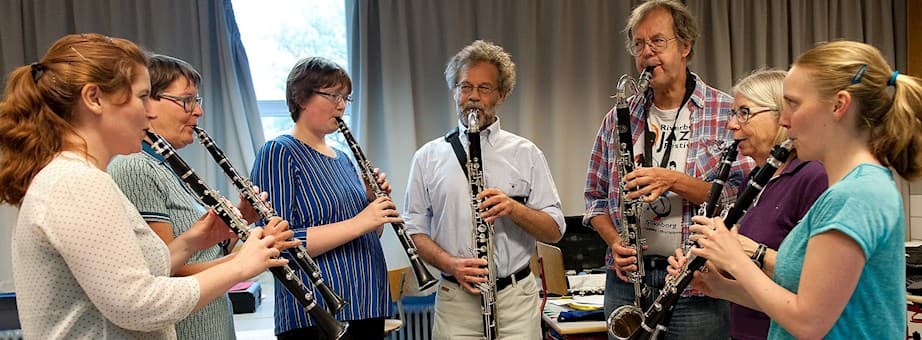 På et af Harry Arvidsens klarinethold har undervisningen ført til et sammenspilsfællesskab, der rækker ud over undervisningslokalerne hos FOF Aarhus. 