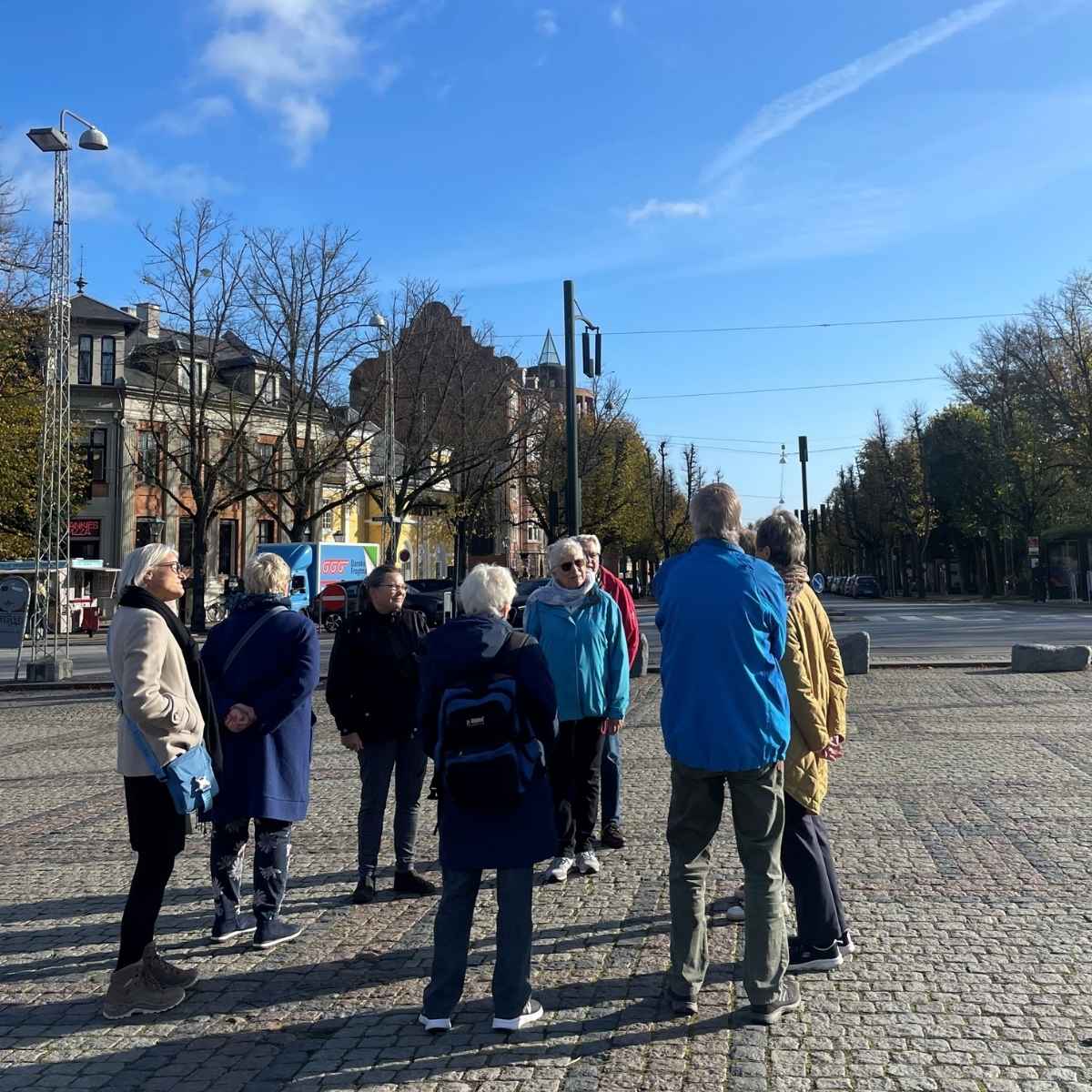 mennesker går i en by