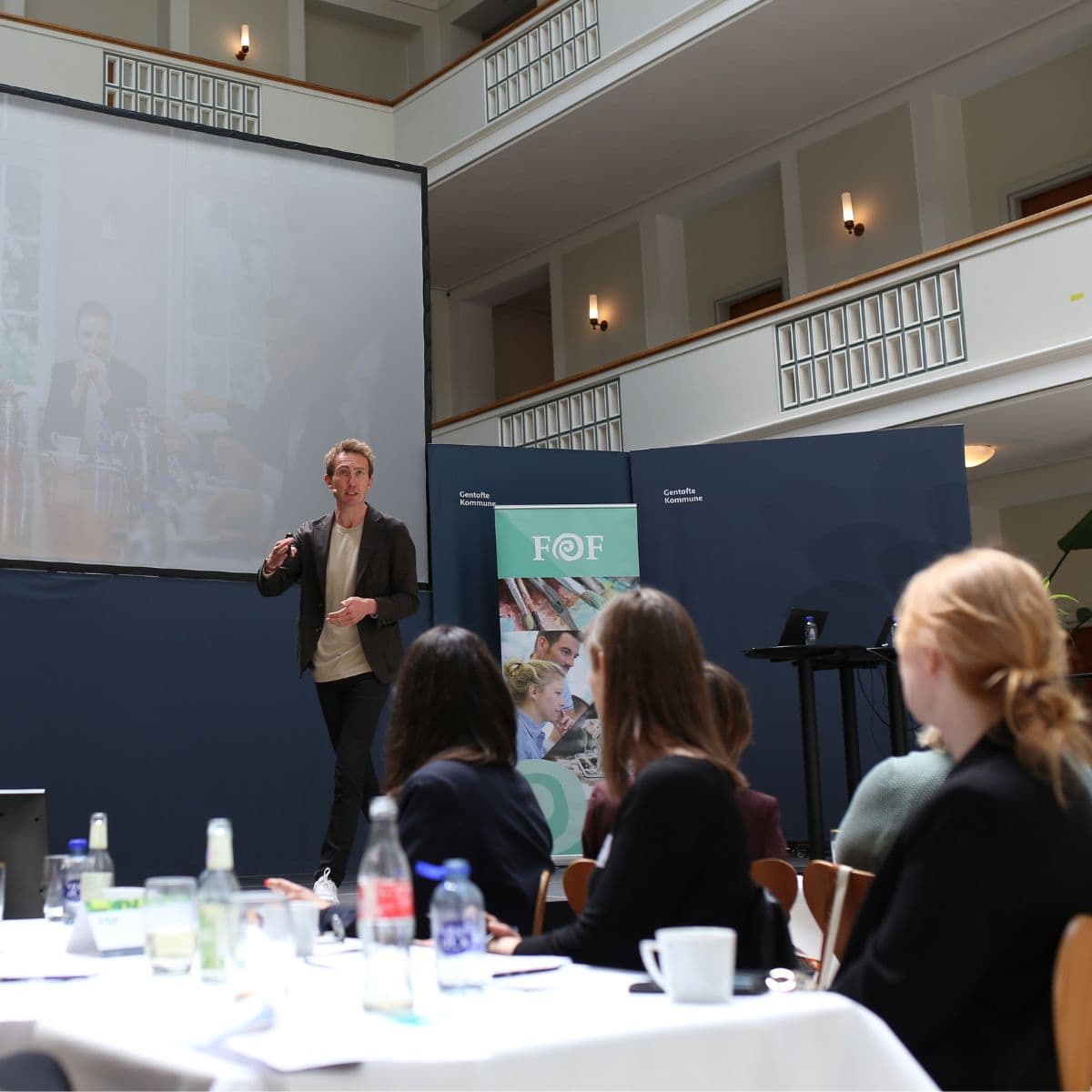 Direktør i tænketanken INVI – Institut for vilde problemer, Sigge Winther Nielsen taler ved FOF's sundhedskonference. 