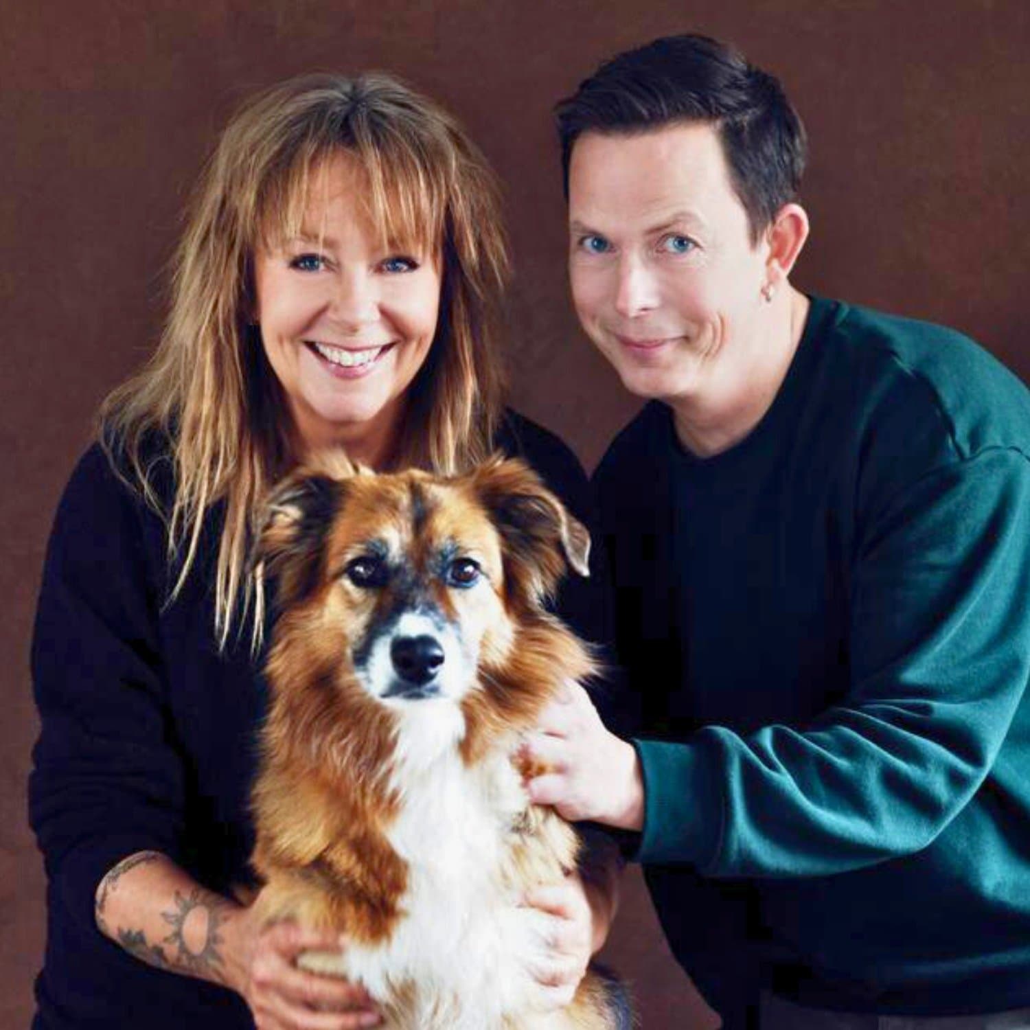 Puk Elgård og Anders Kofoed med en hund