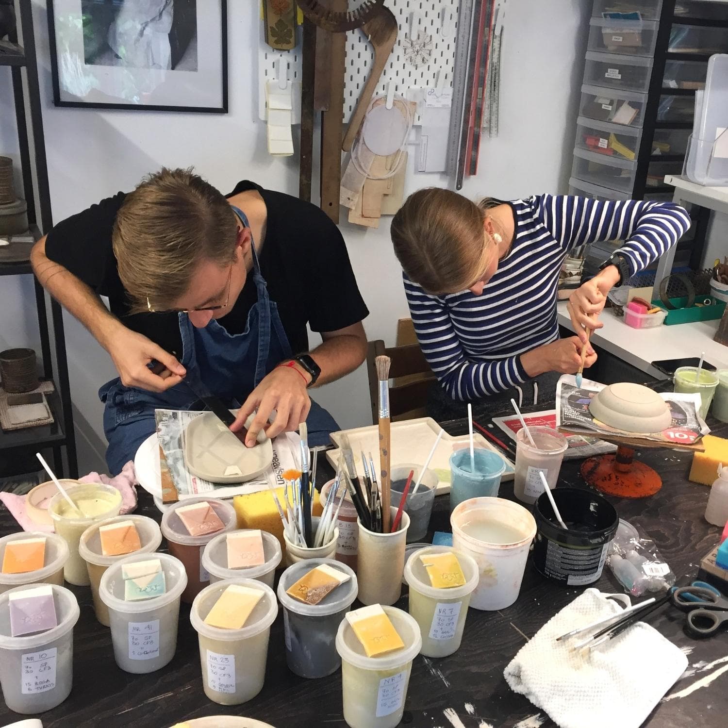 Kursister der arbejder på deres keramik værker i Lene Birgitte Knudsens værksted
