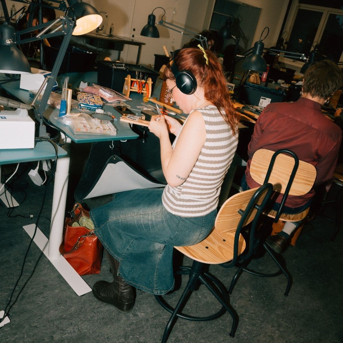 Ung kvinde arbejder med at lave sine egne smykker på aftenskolen FOF