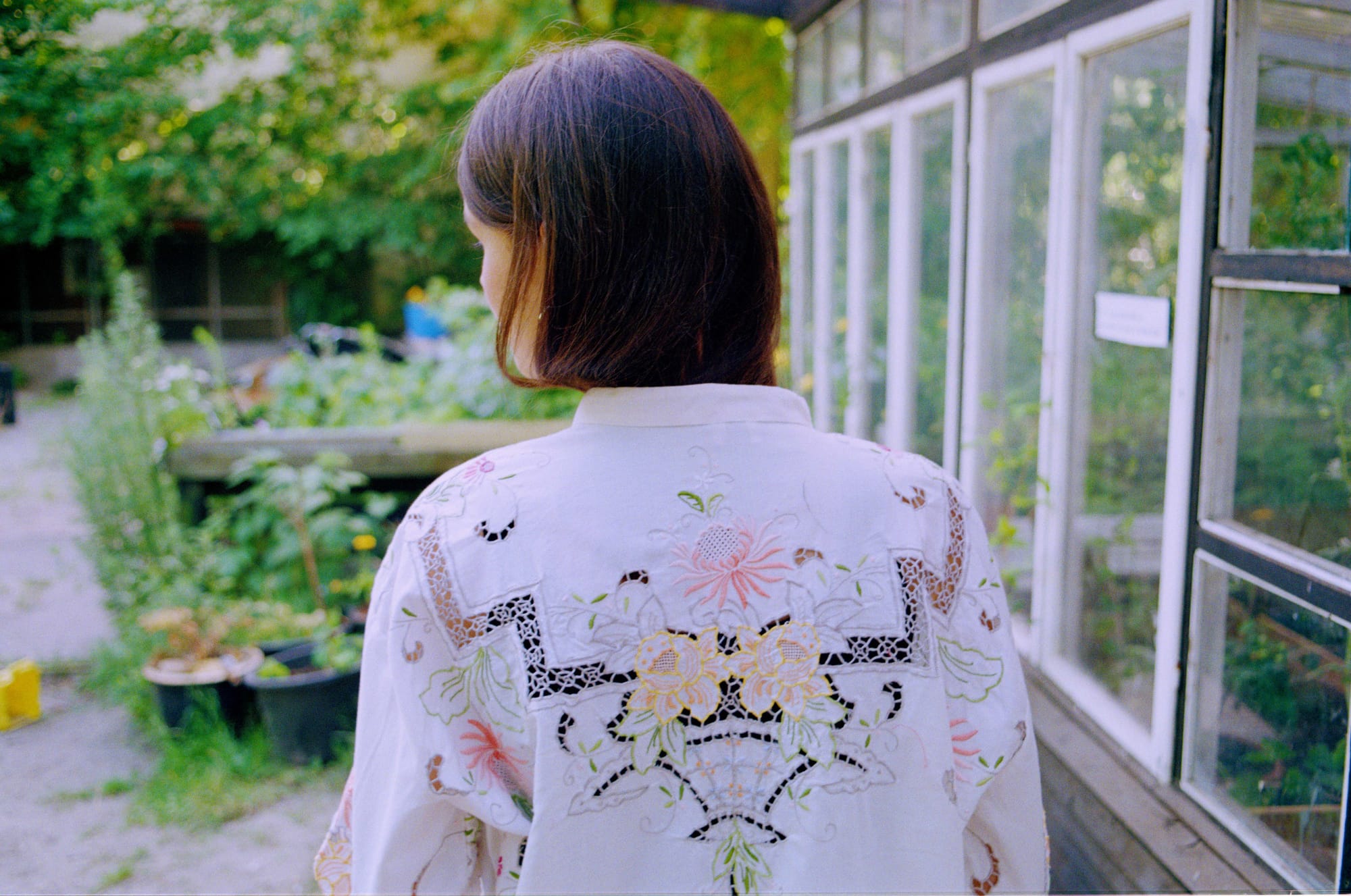 Woman wearing a white embroidered shirt with floral patterns