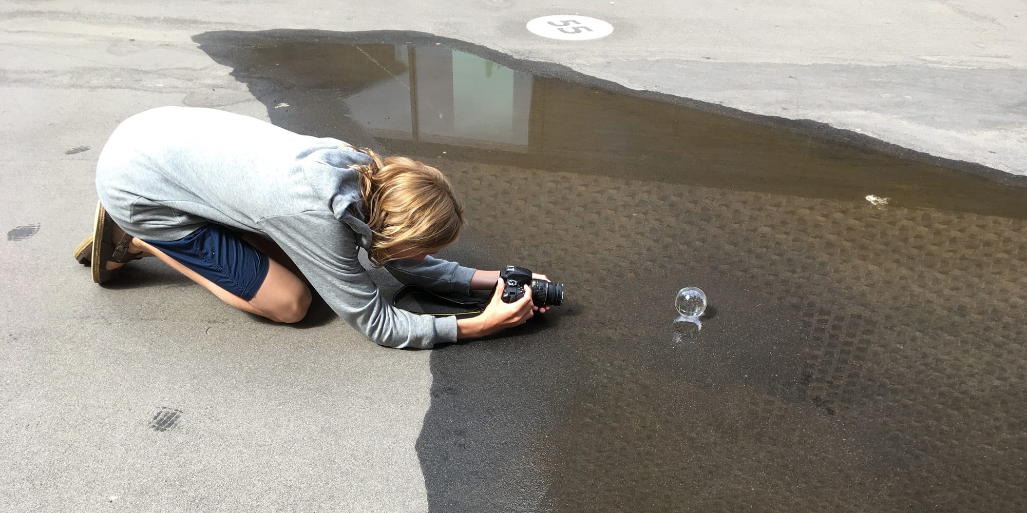 Kursist observerer med fotografisk blik på fotoskole for unge