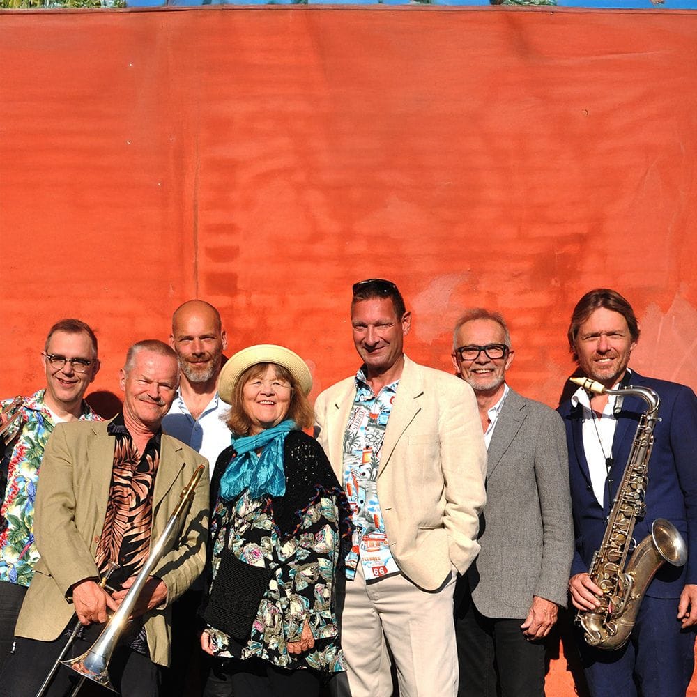Alle kender Daimi og hendes fantastiske stemme og i dag som udtryksfuld jazzsangerinde med Louisiana Jazzband som swingende og sprudlende backing band.