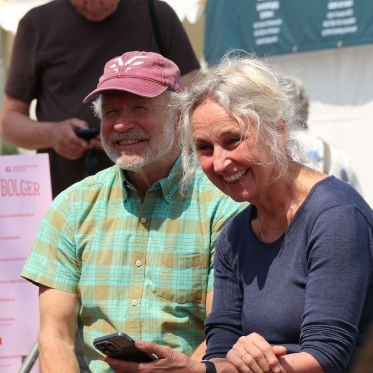 Tilskuere lytter til FOF's debat under Folkemødet