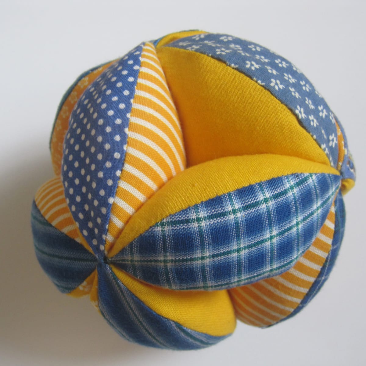 Syet bold i forskellige slags farver og tekstiler