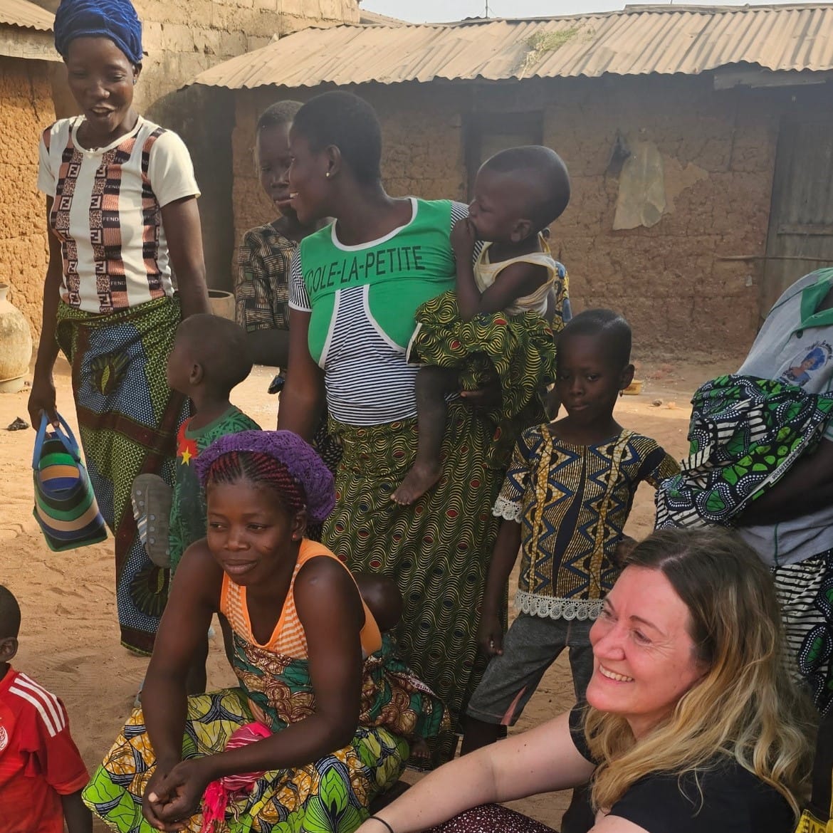 Mette Ehlers Mikkelsen med en gruppe af kvinder og børn på en af sine rejser