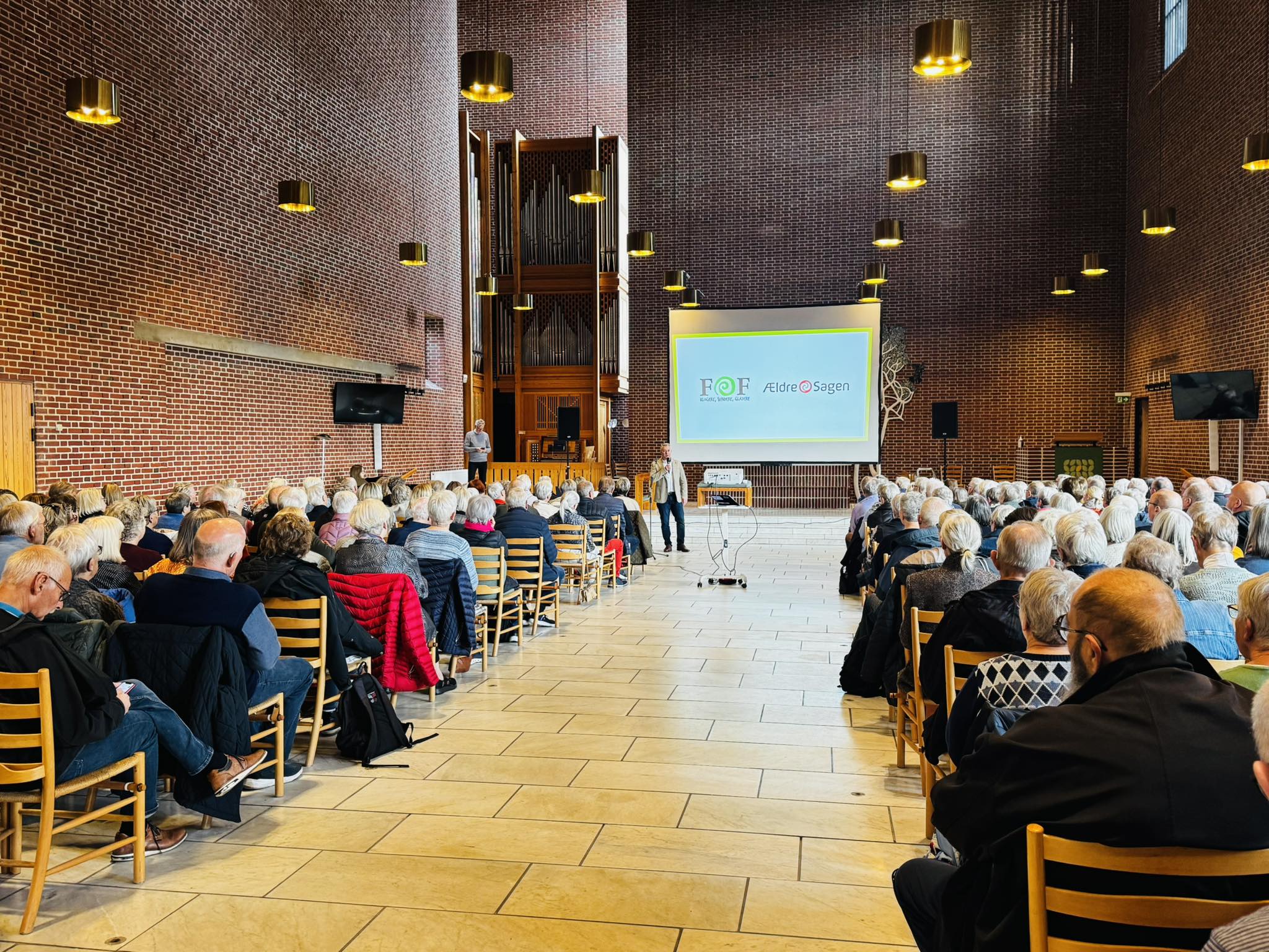 kursister sidder til foredrag i Grundtvigskirken i Esbjerg