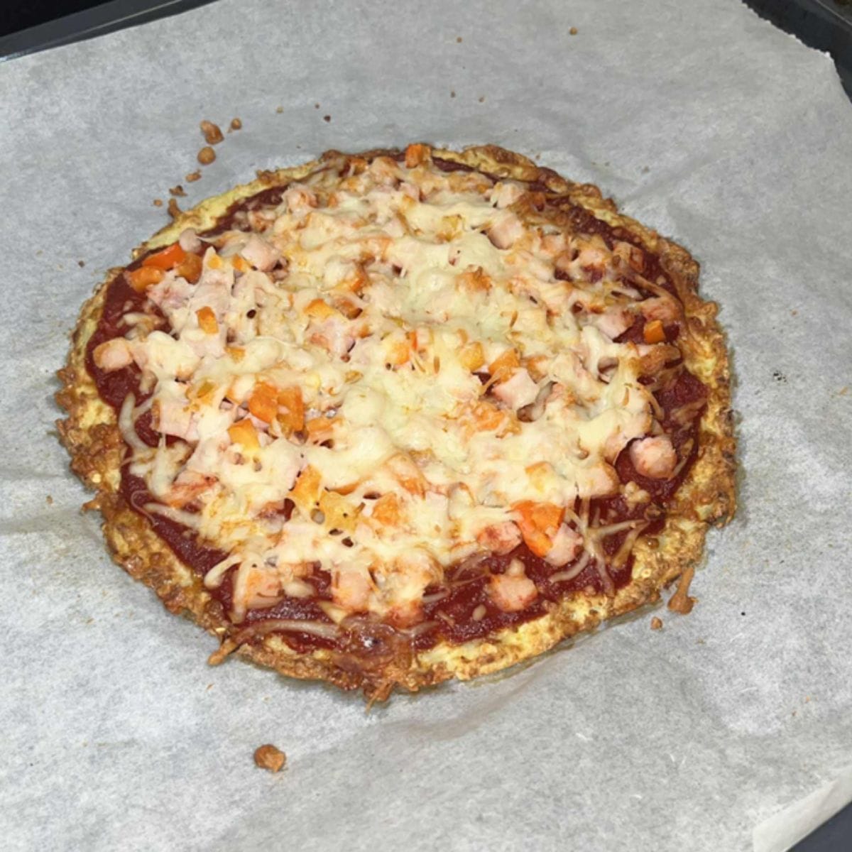 Klar til servering – en sprød, gylden blomkålspizza klar til at nyde!