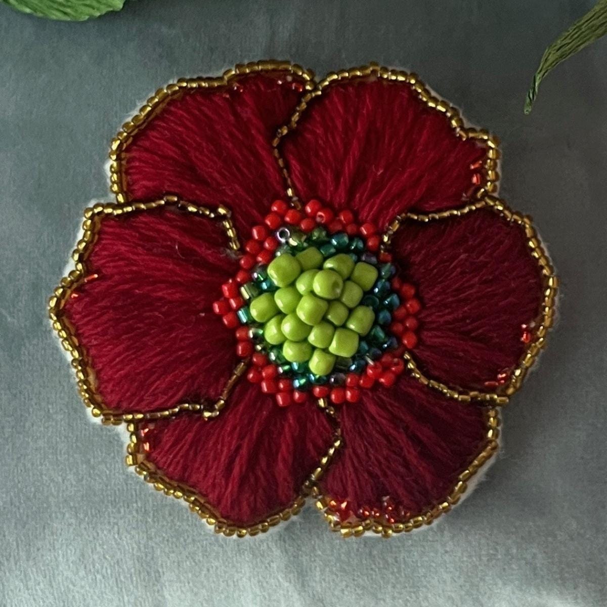 Rød og grøn perlebroche | Lær at lave din egen unikke perlebroche i FOF Aarhus