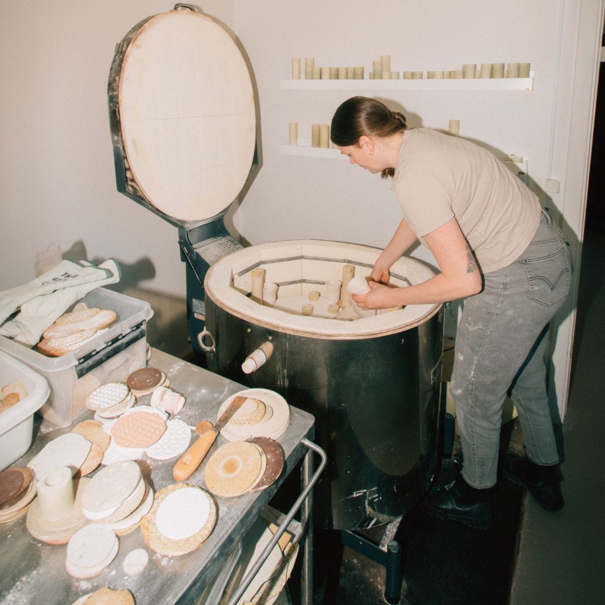 Kursist lægger keramik i ovenen på et keramikkursus hos FOF København og Nordsjælland