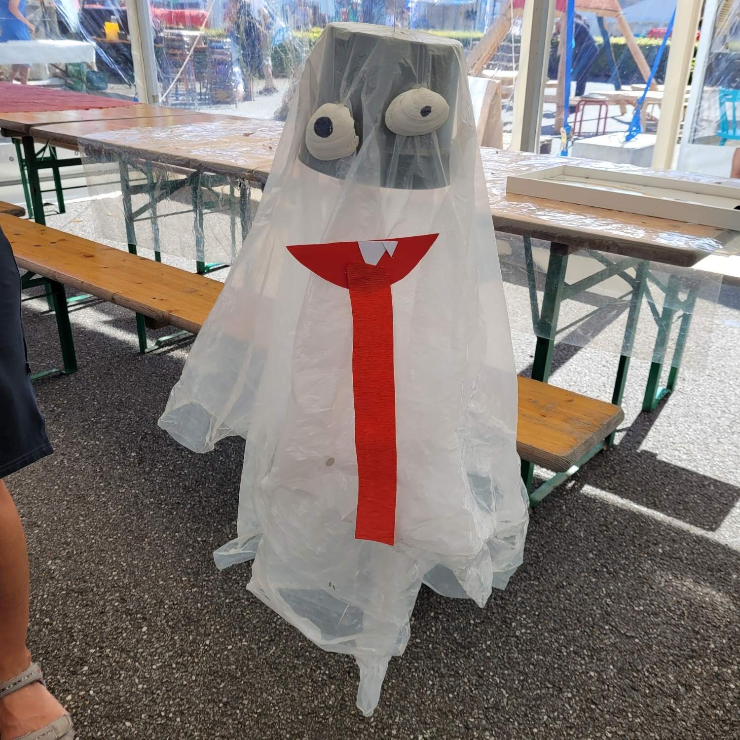 Robot lavet af børn i genbrugsmaterialer