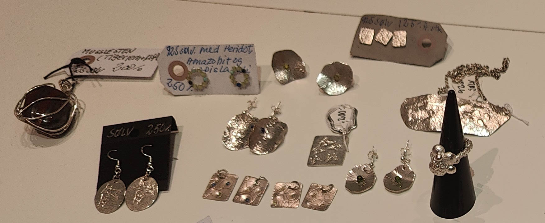 Et udvalg af Elisabeth Millev-Rix egne smykkedesigns