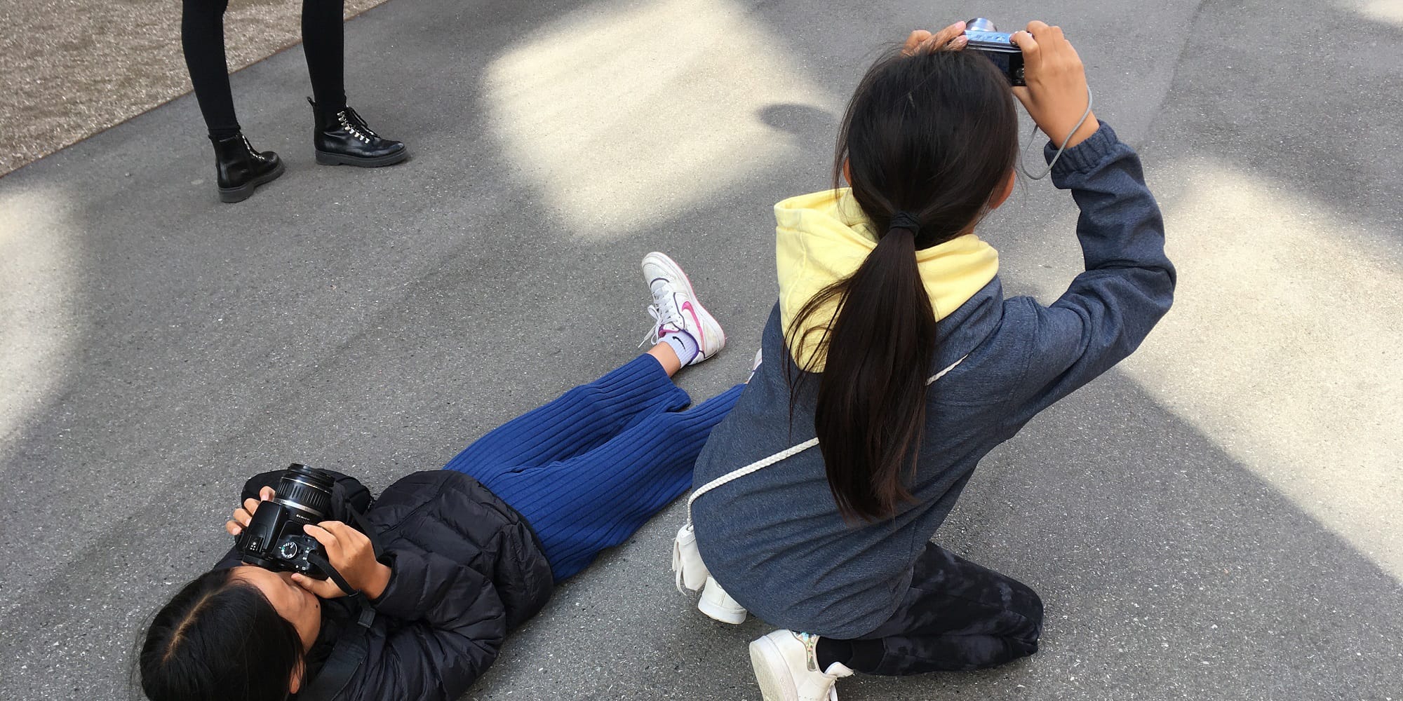 Unge deltagere tager billeder på fotoskole for unge i efterårssæsonen