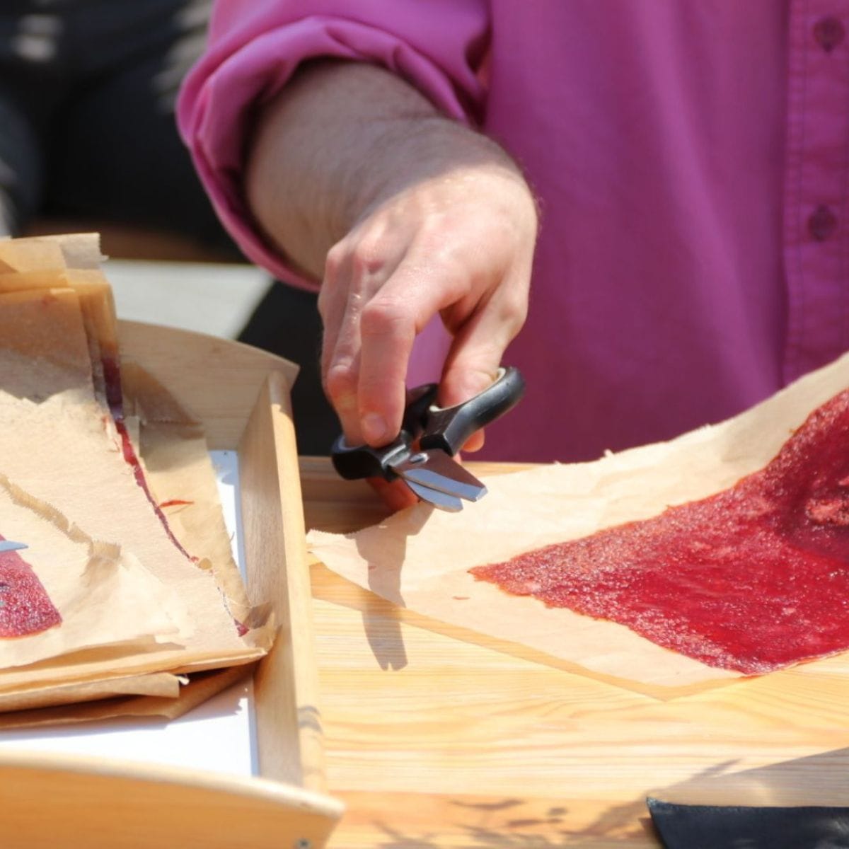 En deltager forbereder hjemmelavet slik ved FOF's debat på Folkemødet