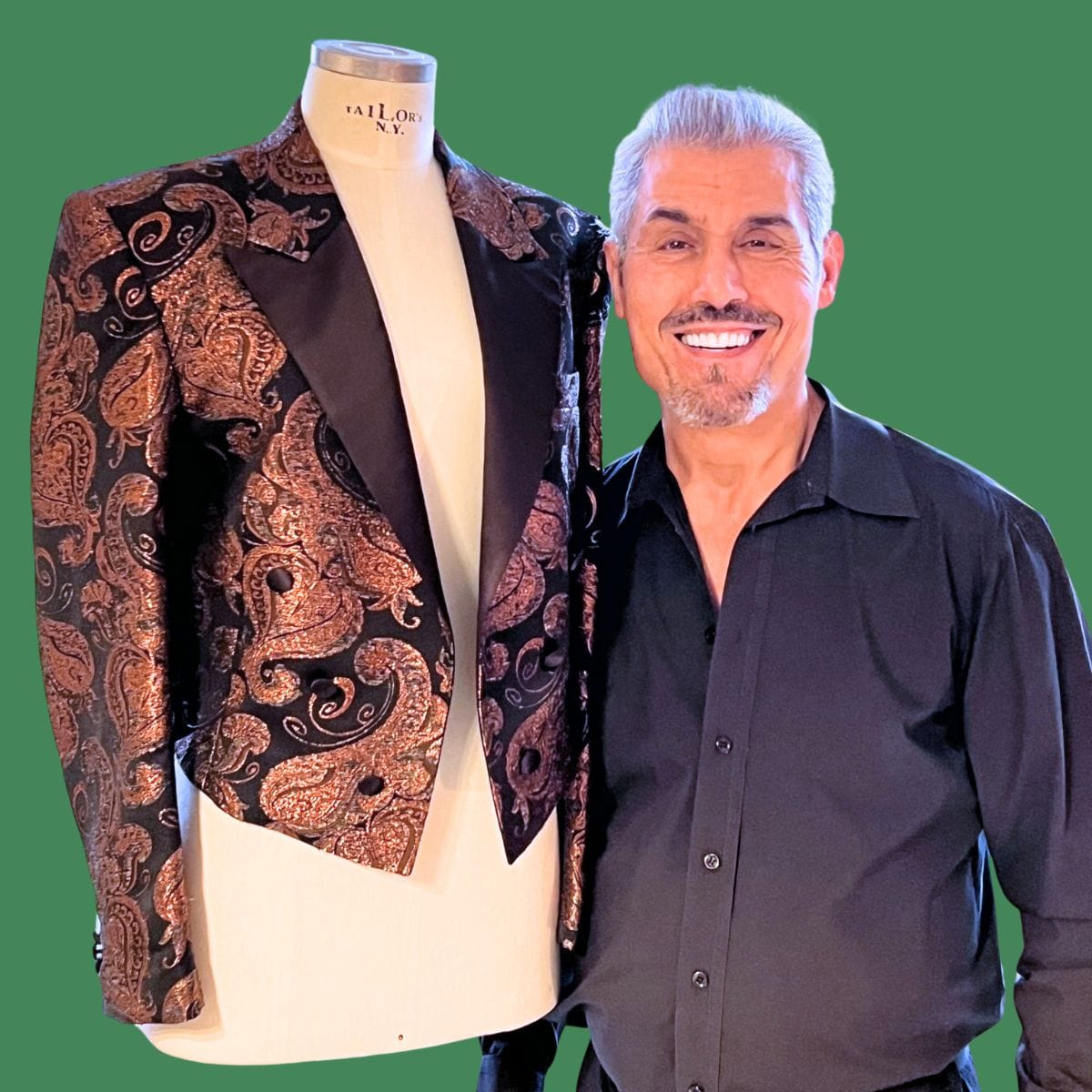 FOF underviser Ali Ghasemi ved siden af en af hans syet jakker