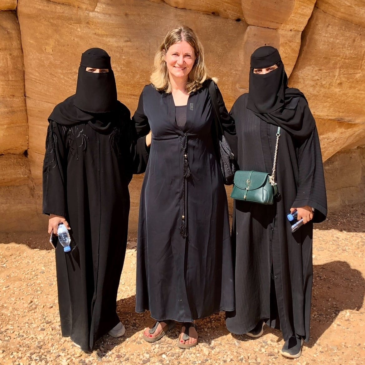 Mette Ehlers Mikkelsen med to burkaklædte kvinder