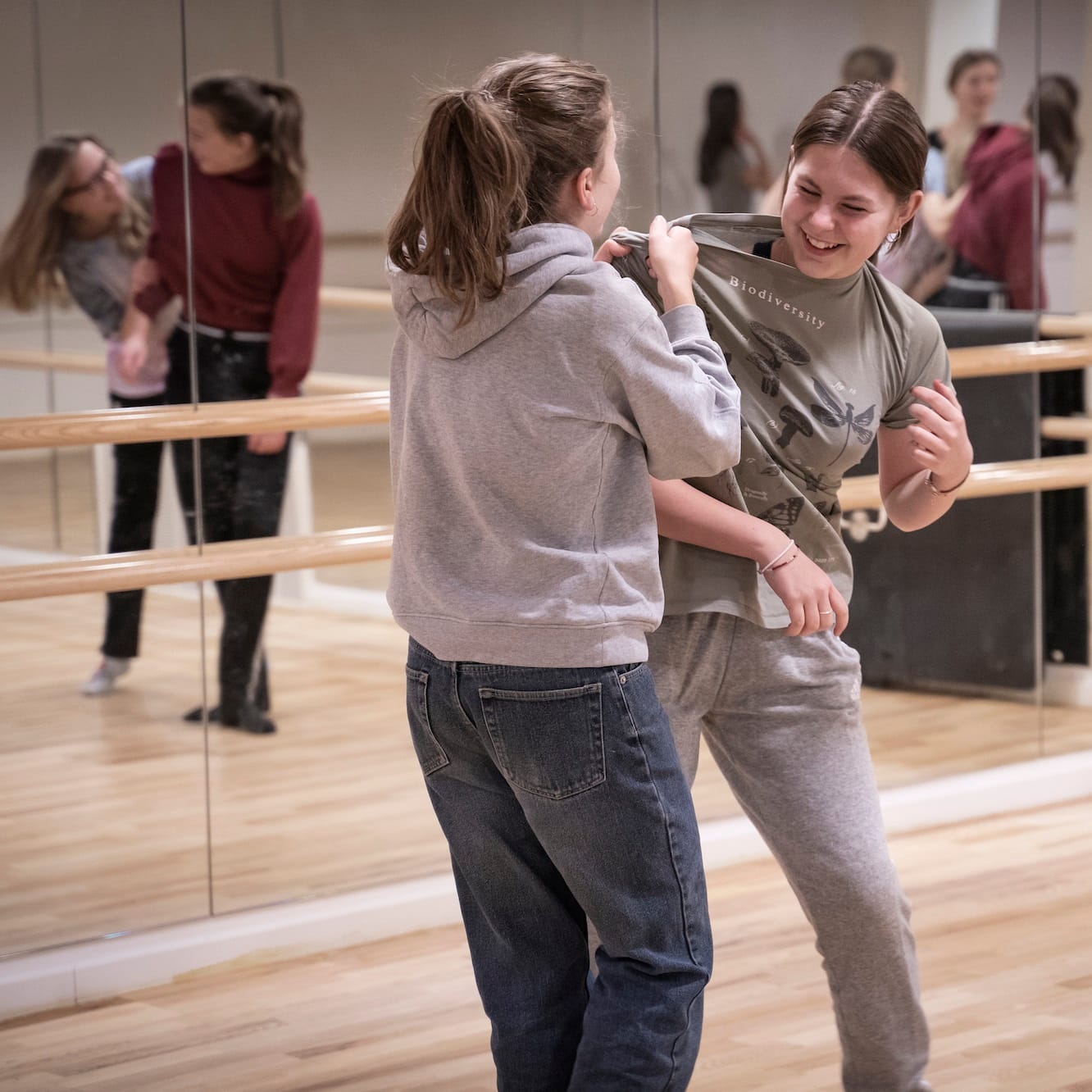 Selvforsvar introworkshop – piger øver selvforsvar