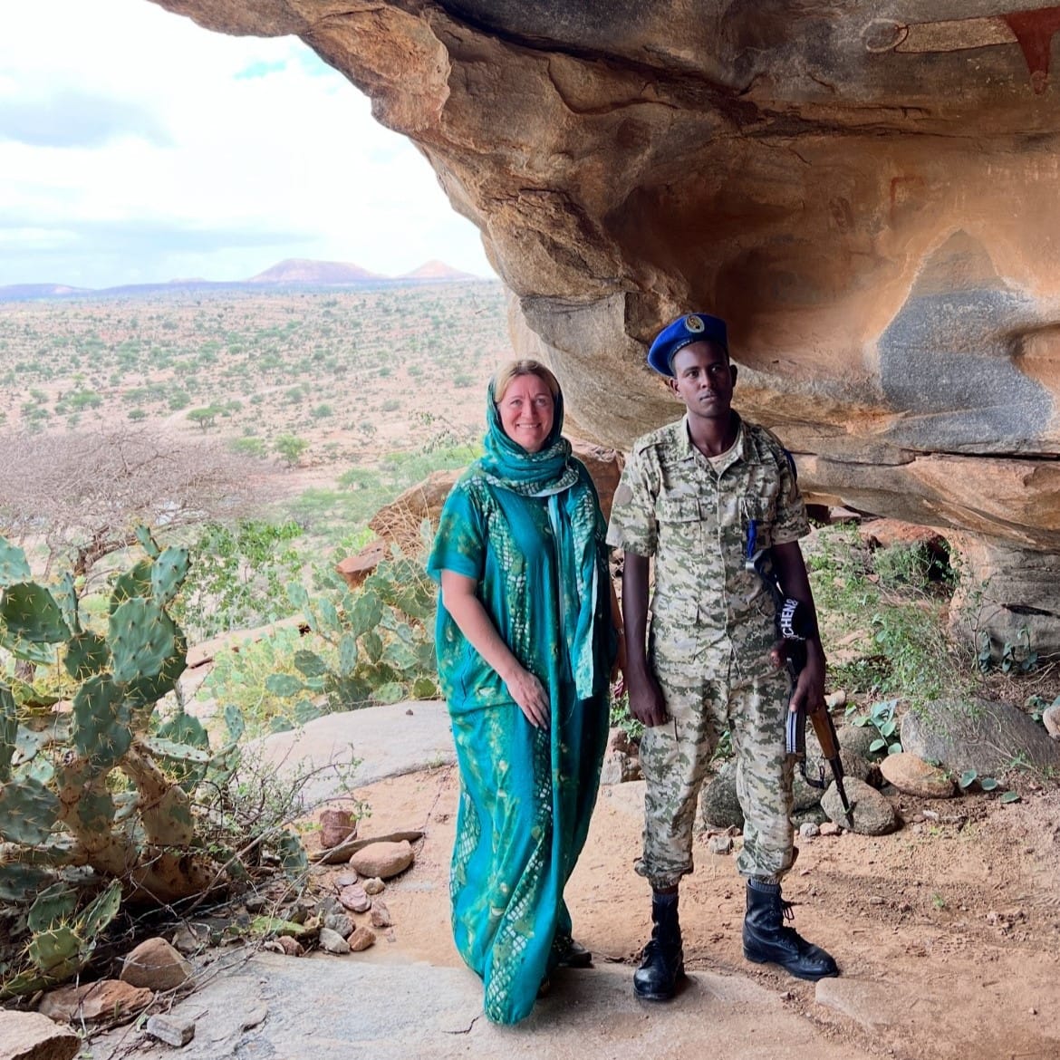 Mette Ehlers Mikkelsen med uniformklædt mand på en af sine rejser