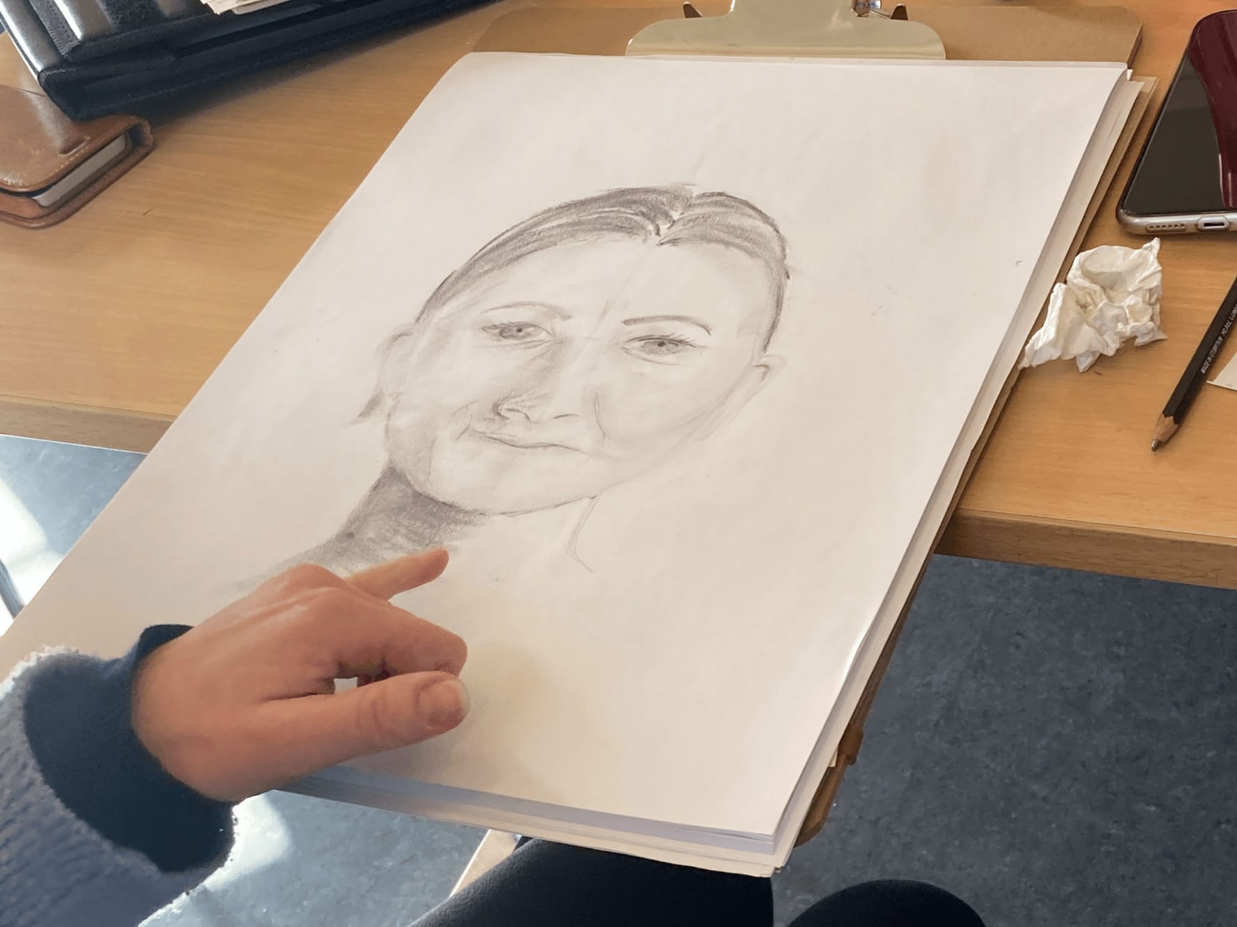 Kursist tegner portræt med blyant på papir