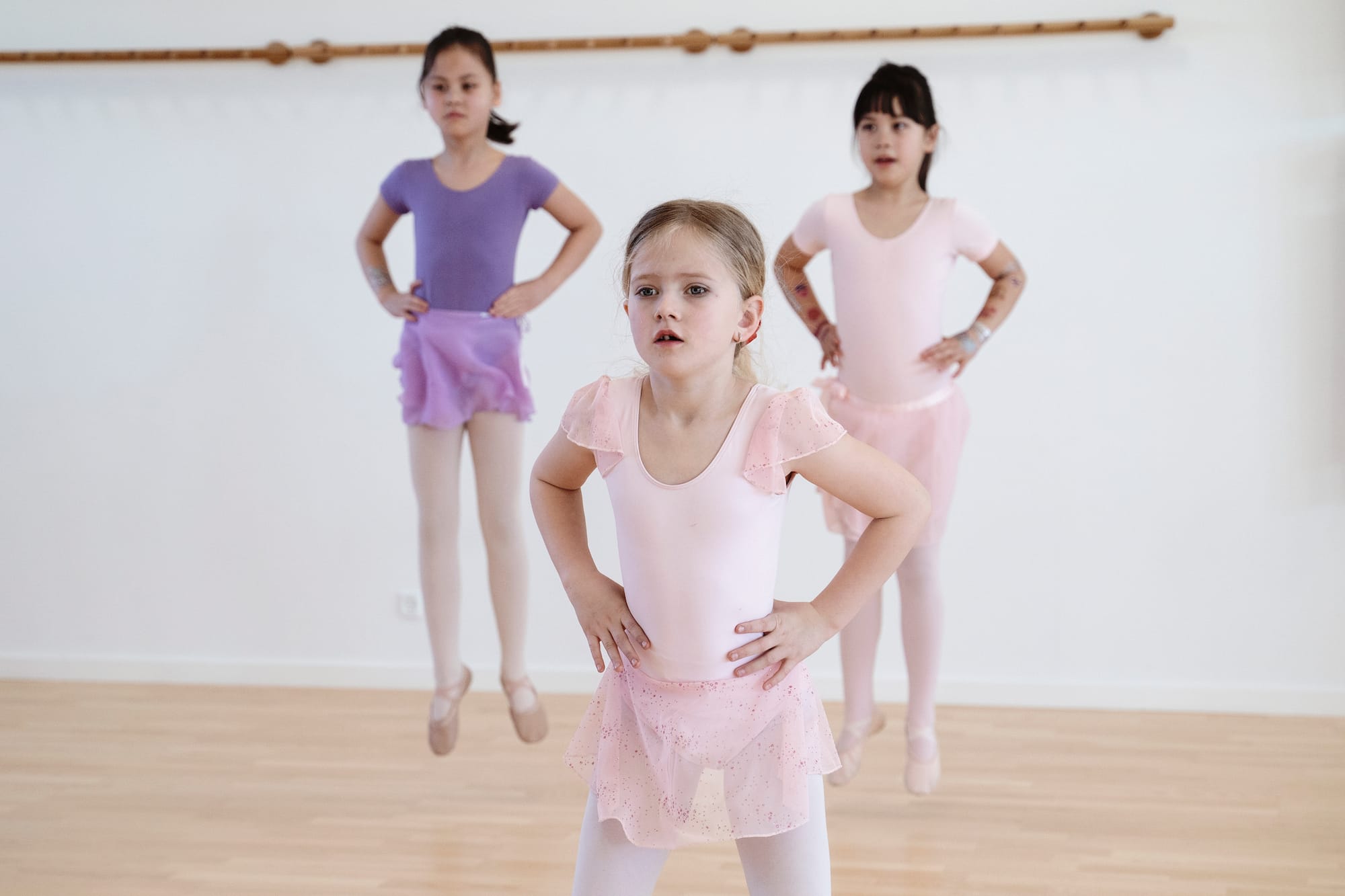 Børn deltager i prøvetime i ballet