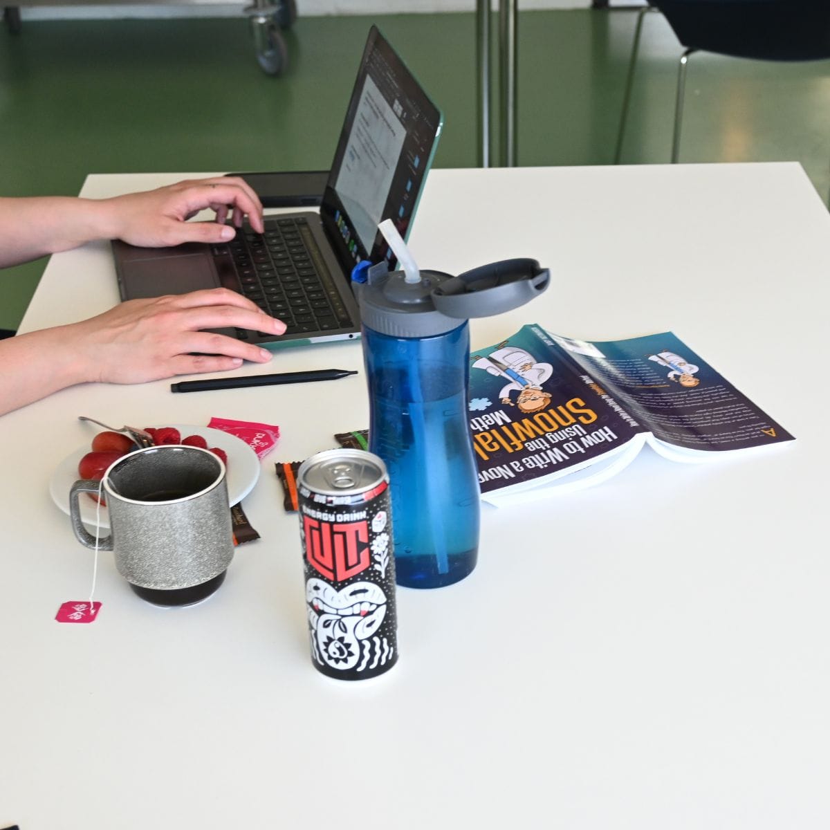 hænder på tastatur