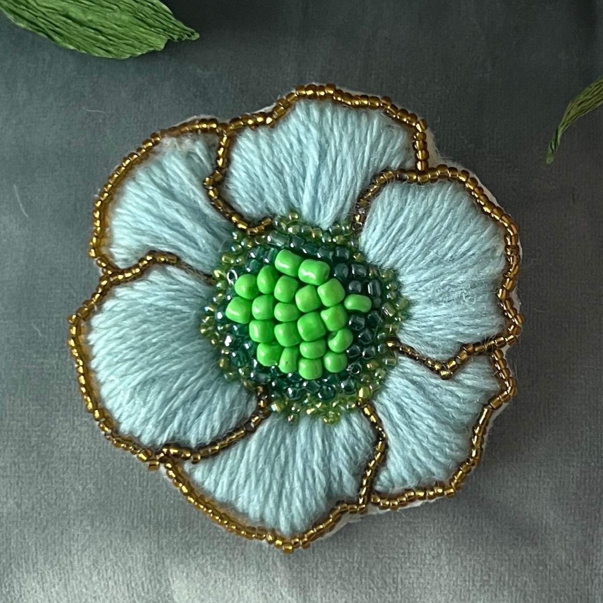 Blå og grøn perlebroche | Lær at lave din egen smukke perlebroche i FOF Aarhus