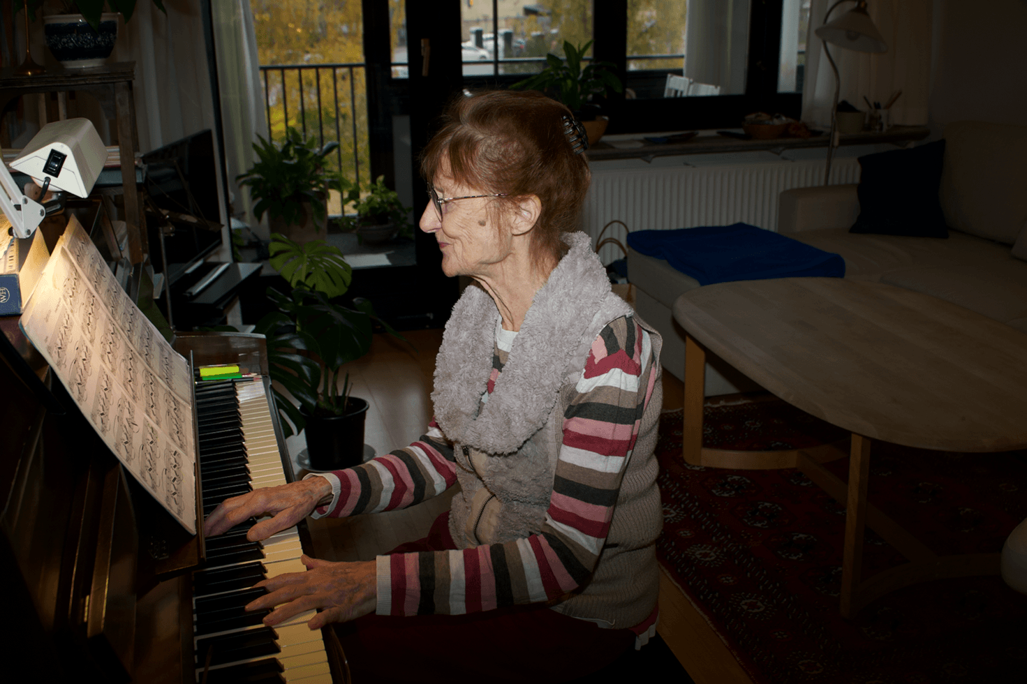 Eja Tække, der spiller klaver i sin egen stue. Hun går til kurser i fof aftenskolen aarhus
