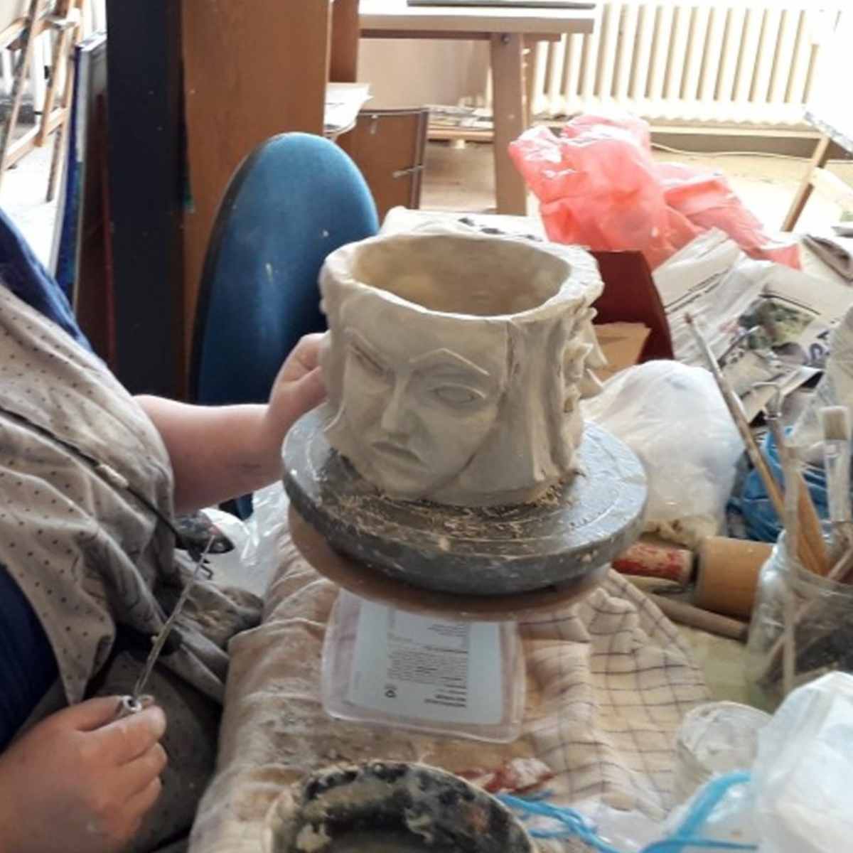 Keramikvase med ansigt